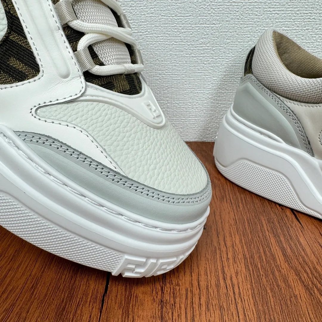 Batch 780 FENDI/FENDI Force men's sports shoes, new thick-soled lightweight lace-up low-top shoes at the counter, made of white full-grain leather and white and brown smooth leather, with padded elements. Brown FF jacquard and yellow technical fabric details. Lightweight, thick white sole with FF graphic details on the toe and heel. Main body of pebbled soft cowhide with Nappa calfskin. Contrasting color multiple composite splicing, extremely modern and youthful, webbing style lace-up hole design, multiple injection molded brand logo plastic modules on the toe, and embroidered FF logo on the side, heavy craftsmanship, full of details, super high quality control and fine workmanship! Full mesh breathable lining, ultra-light TPR foam rubber; molded outsole, lightweight and versatile, non-slip and wear-resistant! Comes with full packaging! Size: 39-40-41-42-43-44 Leather shoe size (can be customized, 38.45 cannot be returned or exchanged) Item number: 7E1728 Gray and white